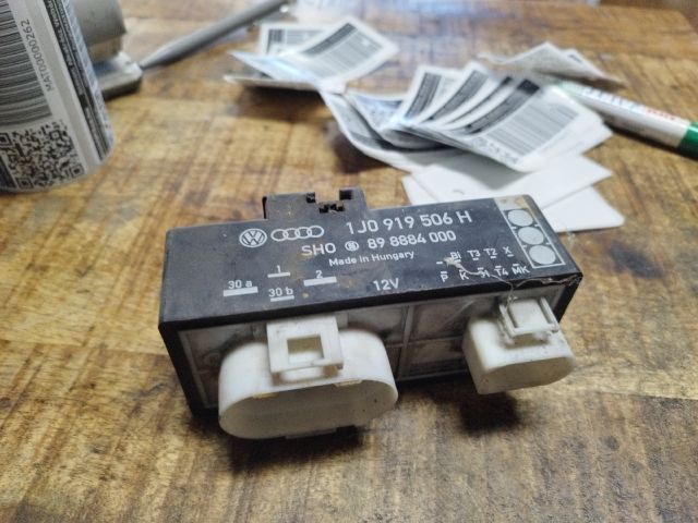 bontott VW GOLF IV Hűtőventilátor Relé