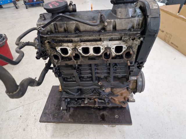 bontott VW GOLF IV Motor (Fűzött blokk hengerfejjel)