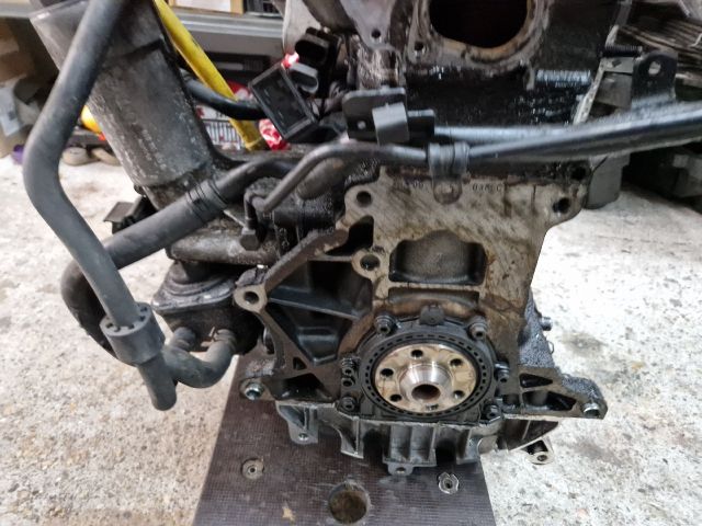 bontott VW GOLF IV Motor (Fűzött blokk hengerfejjel)