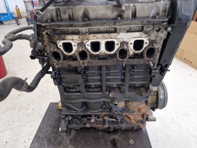 bontott VW GOLF IV Motor (Fűzött blokk hengerfejjel)