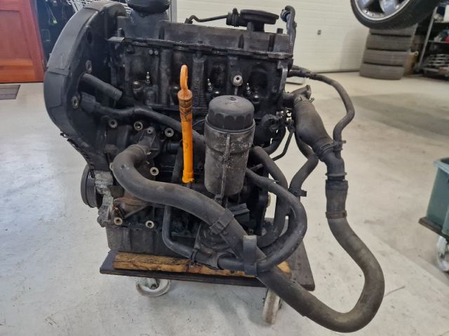 bontott VW GOLF IV Motor (Fűzött blokk hengerfejjel)