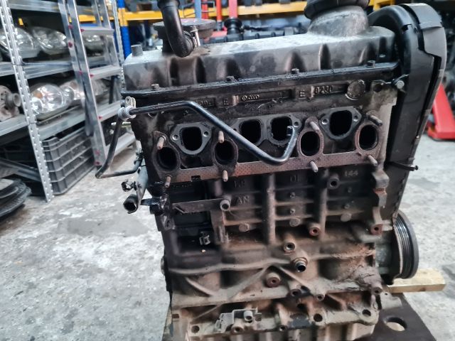 bontott VW GOLF IV Motor (Fűzött blokk hengerfejjel)