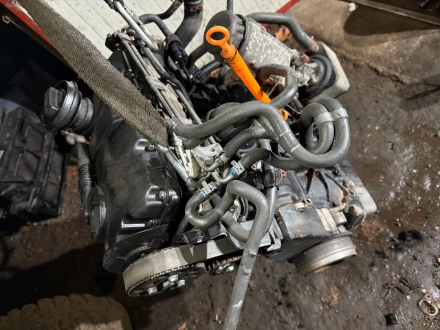 bontott VW GOLF IV Motor (Fűzött blokk hengerfejjel)