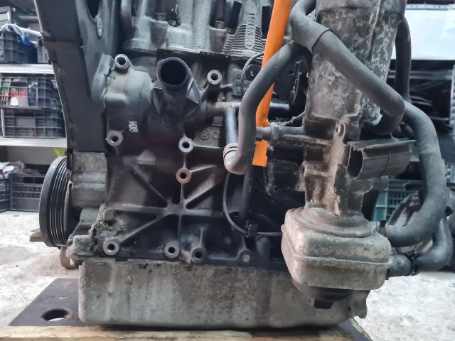 bontott VW GOLF IV Motor (Fűzött blokk hengerfejjel)