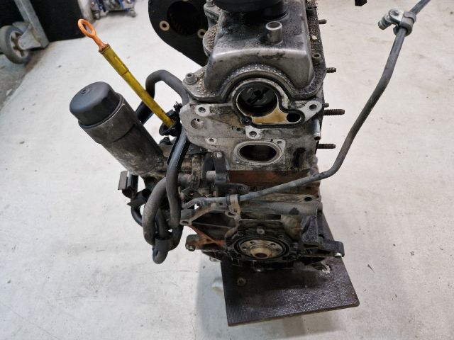 bontott VW GOLF IV Motor (Fűzött blokk hengerfejjel)