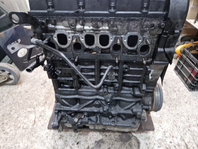 bontott VW GOLF IV Motor (Fűzött blokk hengerfejjel)