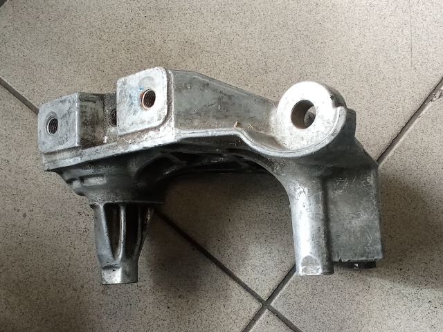 bontott VW GOLF IV Motor Tartó Bak (Pozíciófüggetlen)