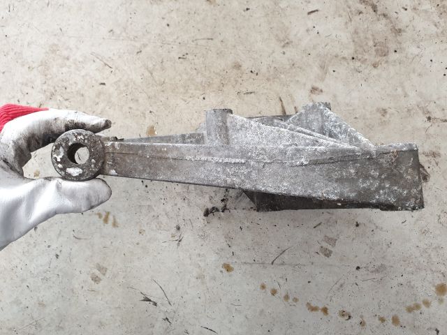 bontott VW GOLF IV Motor Tartó Bak (Fém)