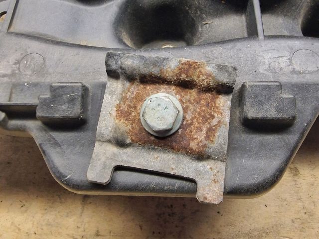 bontott VW GOLF IV Akkumulátor Tartó