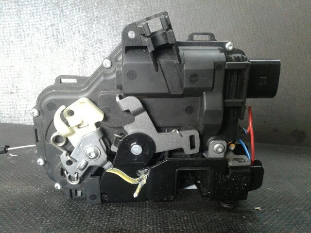 bontott VW GOLF IV Bal első Ajtózár