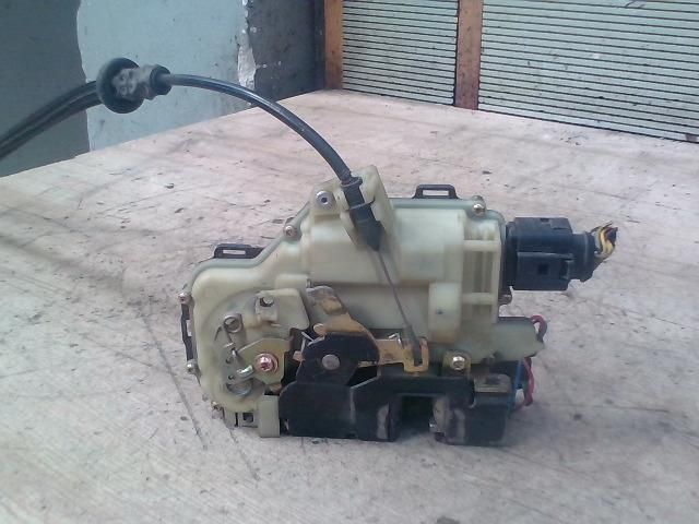 bontott VW GOLF IV Bal első Ajtózár