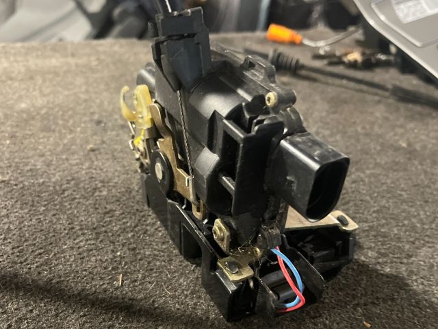 bontott VW GOLF IV Bal első Ajtózár