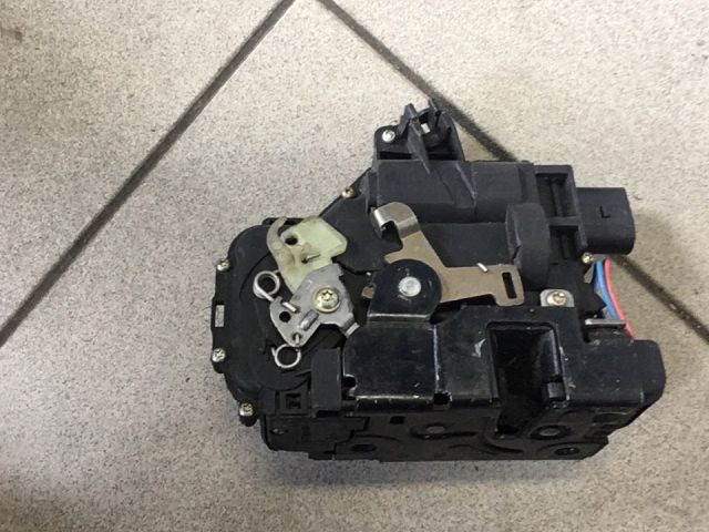 bontott VW GOLF IV Bal első Ajtózár