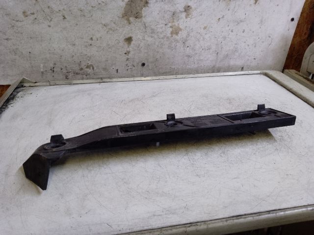 bontott VW GOLF IV Bal első Lökhárító Tartó (Műanyag)