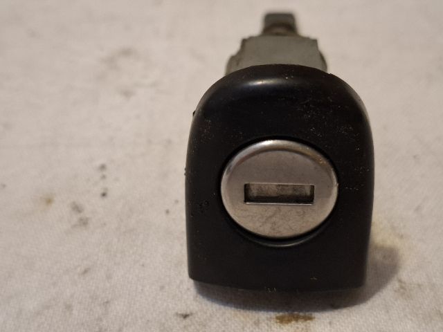 bontott VW GOLF IV Bal első Zárbetét