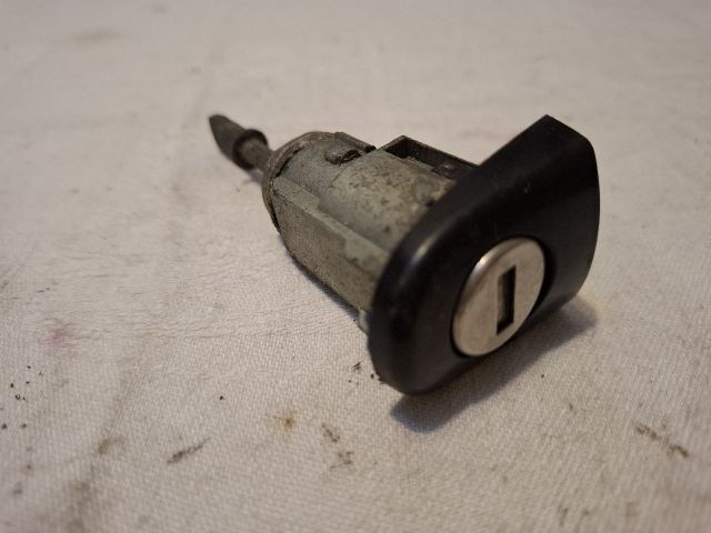 bontott VW GOLF IV Bal első Zárbetét