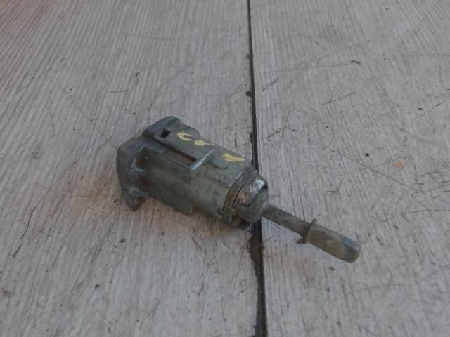 bontott VW GOLF IV Bal első Zárbetét