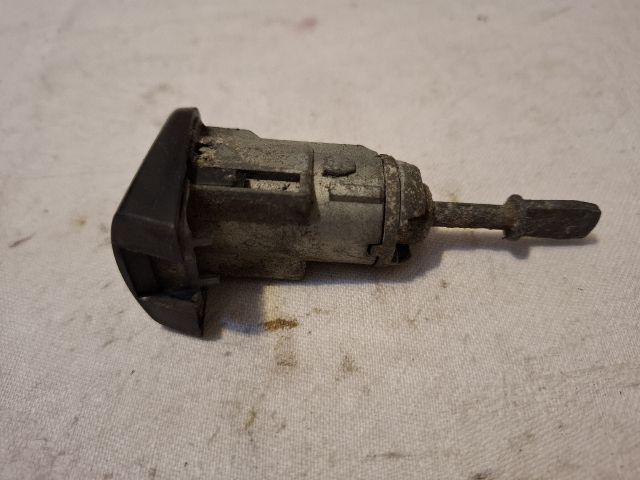 bontott VW GOLF IV Bal első Zárbetét