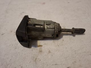 bontott VW GOLF IV Bal első Zárbetét