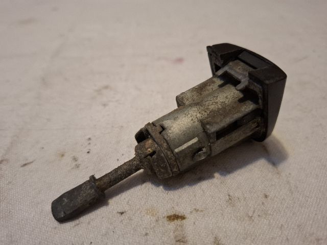 bontott VW GOLF IV Bal első Zárbetét