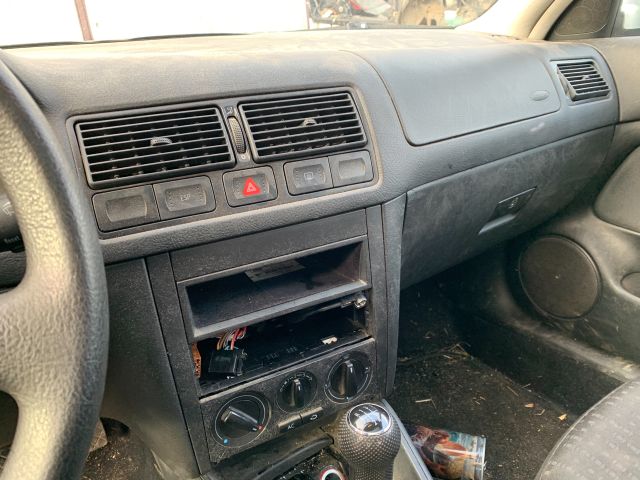 bontott VW GOLF IV Bal hátsó Dobbetét (Kerékjárati, Műanyag)