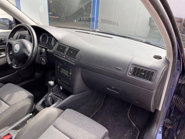 bontott VW GOLF IV Bal hátsó Dobbetét (Kerékjárati, Műanyag)