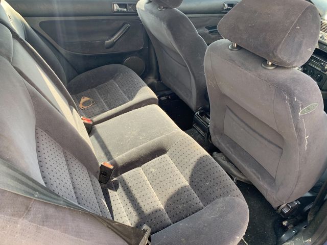 bontott VW GOLF IV Bal hátsó Dobbetét (Kerékjárati, Műanyag)