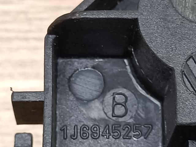 bontott VW GOLF IV Bal Hátsó Lámpa Foglalat