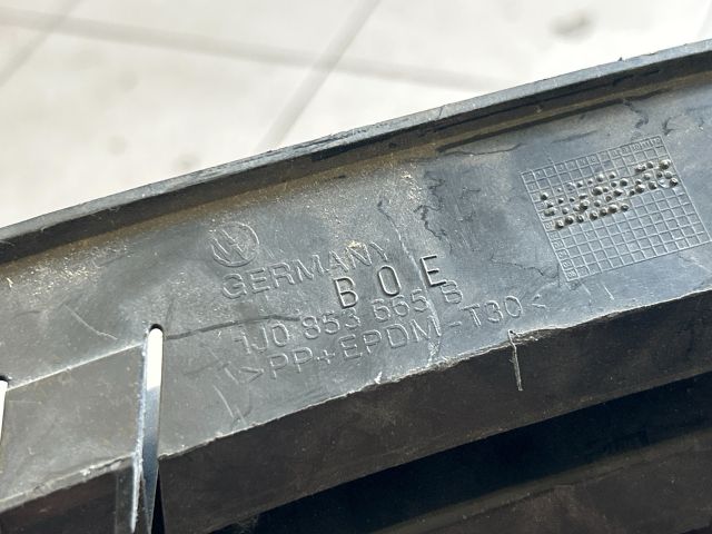 bontott VW GOLF IV Bal Ködlámpa Rács