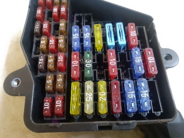 bontott VW GOLF IV Biztosítéktábla Utastér