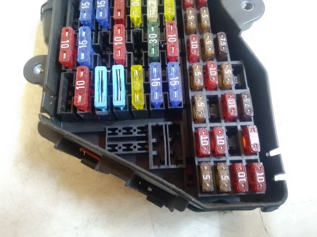 bontott VW GOLF IV Biztosítéktábla Utastér