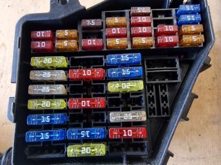 bontott VW GOLF IV Biztosítéktábla Utastér