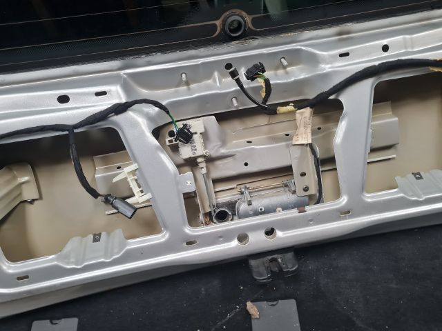 bontott VW GOLF IV Csomagtérajtó (Részeivel)