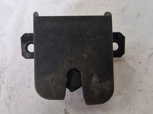 bontott VW GOLF IV Csomagtérajtó Zárbetét