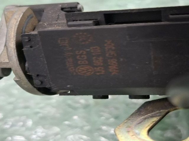 bontott VW GOLF IV Csomagtérajtó Zárbetét