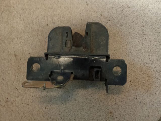 bontott VW GOLF IV Csomagtérajtó Zárszerkezet