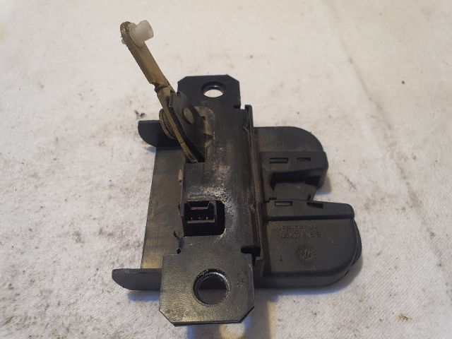 bontott VW GOLF IV Csomagtérajtó Zárszerkezet