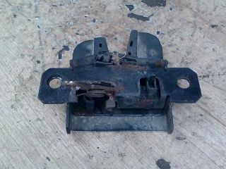 bontott VW GOLF IV Csomagtérajtó Zárszerkezet