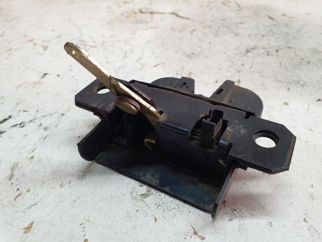 bontott VW GOLF IV Csomagtérajtó Zárszerkezet