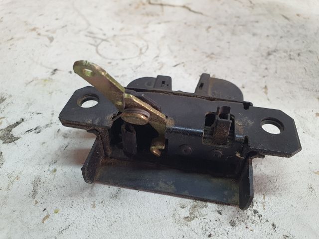 bontott VW GOLF IV Csomagtérajtó Zárszerkezet