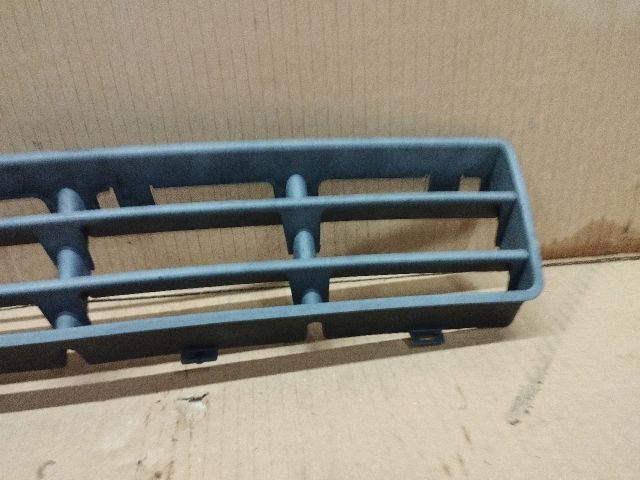 bontott VW GOLF IV Első Lökhárító Alsó Középső Díszrács