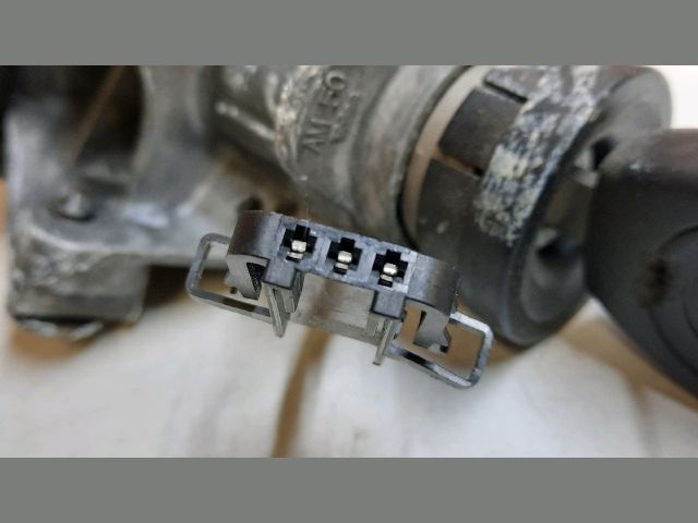 bontott VW GOLF IV Gyújtáskapcsoló Házzal