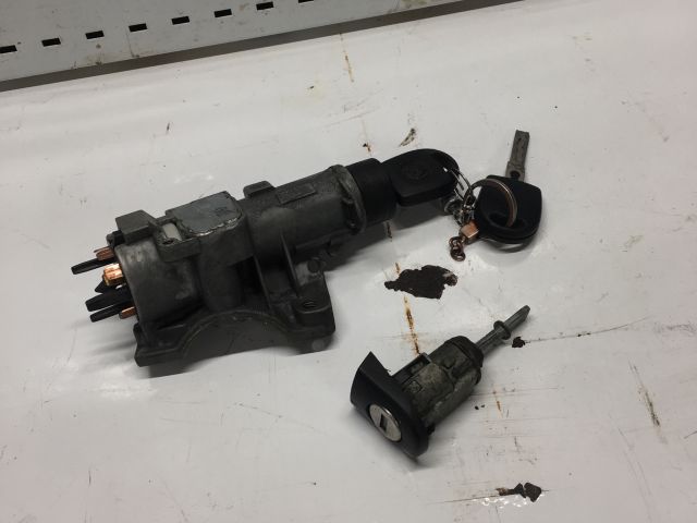 bontott VW GOLF IV Gyújtáskapcsoló Házzal