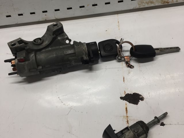 bontott VW GOLF IV Gyújtáskapcsoló Házzal