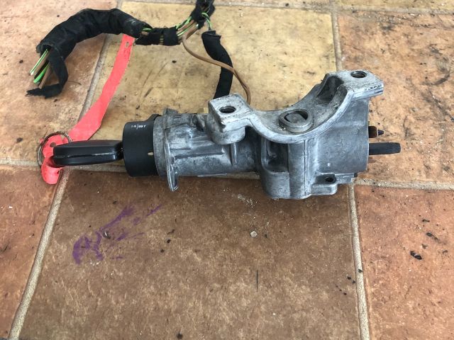 bontott VW GOLF IV Gyújtáskapcsoló Házzal