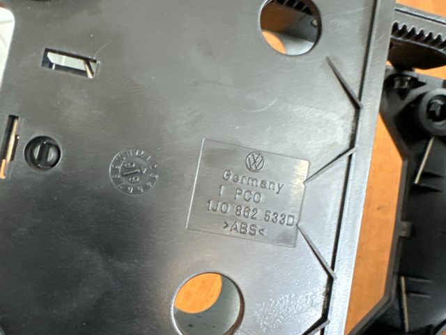 bontott VW GOLF IV Hátsó Pohártartó