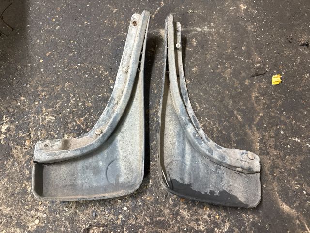 bontott VW GOLF IV Hátsó Sárvédő Gumi Pár