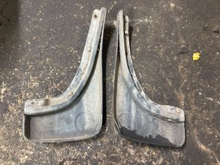 bontott VW GOLF IV Hátsó Sárvédő Gumi Pár