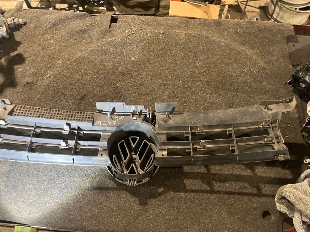 bontott VW GOLF IV Hűtőrács