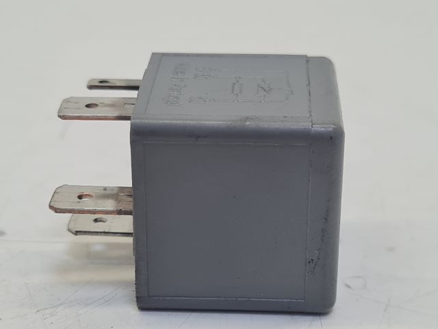 bontott VW GOLF IV Izzító Relé